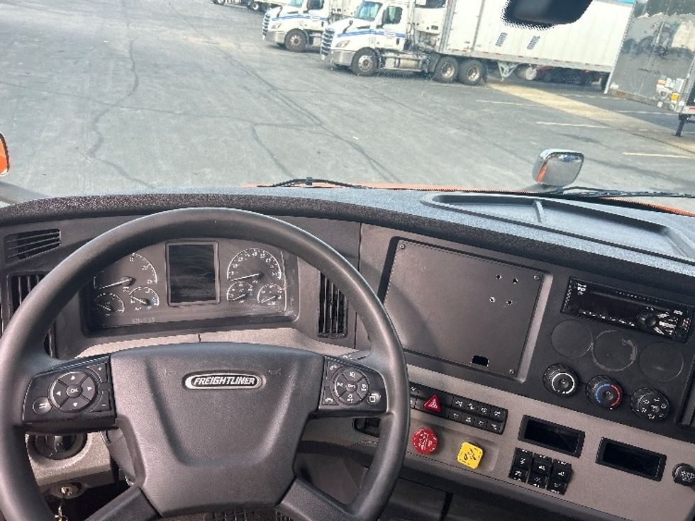 Sleeper Tractor-Heavy Duty Tractors-Freightliner-2019-T11664ST-Obetz-OH-395,066\n\t\tmiles-$ 57,250 - Image 11
