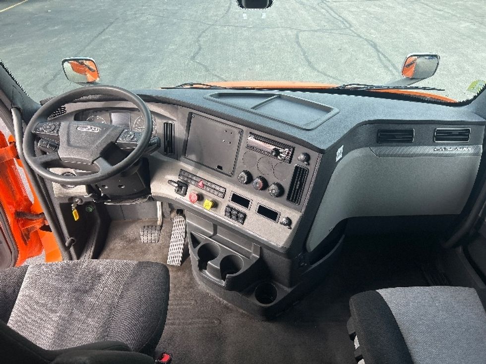 Sleeper Tractor-Heavy Duty Tractors-Freightliner-2019-T11664ST-Obetz-OH-395,066\n\t\tmiles-$ 57,250 - Image 12