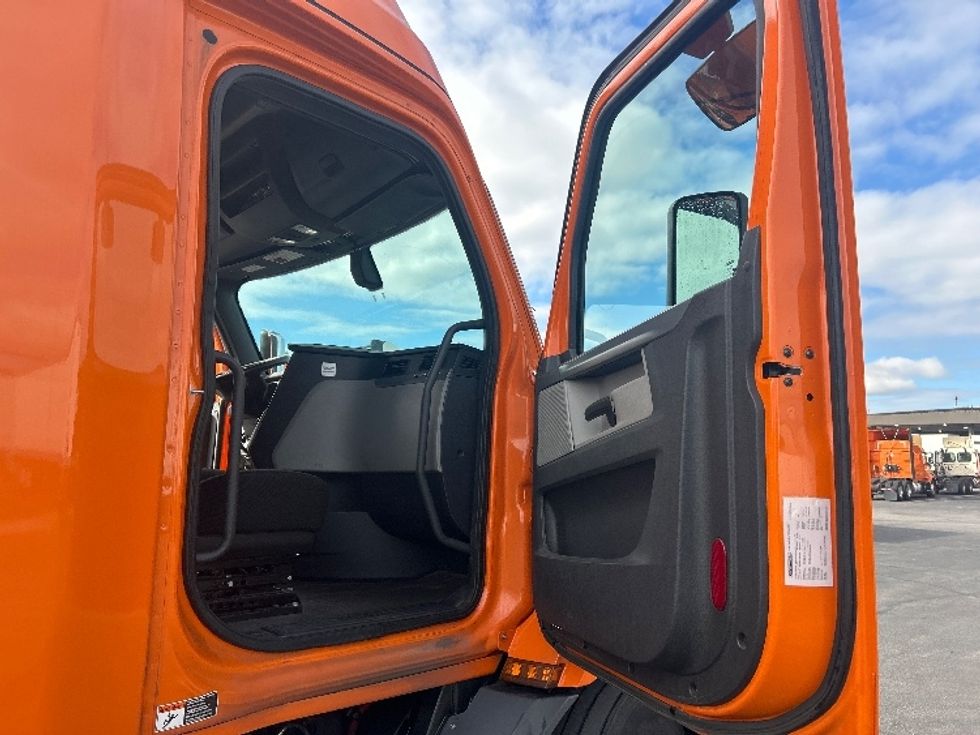 Sleeper Tractor-Heavy Duty Tractors-Freightliner-2019-T11664ST-Obetz-OH-395,066\n\t\tmiles-$ 57,250 - Image 13