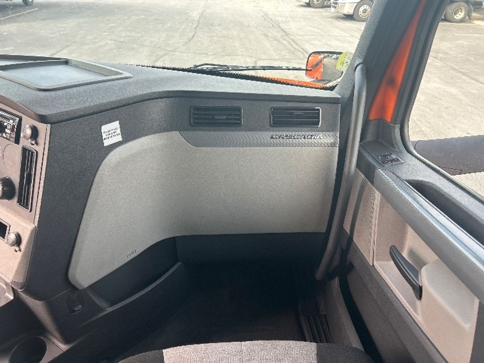 Sleeper Tractor-Heavy Duty Tractors-Freightliner-2019-T11664ST-Obetz-OH-395,066\n\t\tmiles-$ 57,250 - Image 14