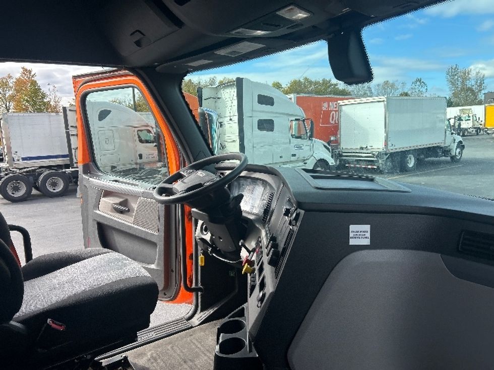 Sleeper Tractor-Heavy Duty Tractors-Freightliner-2019-T11664ST-Obetz-OH-395,066\n\t\tmiles-$ 57,250 - Image 15