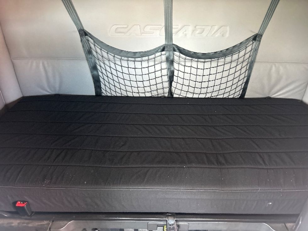 Sleeper Tractor-Heavy Duty Tractors-Freightliner-2019-T11664ST-Obetz-OH-395,066\n\t\tmiles-$ 57,250 - Image 16