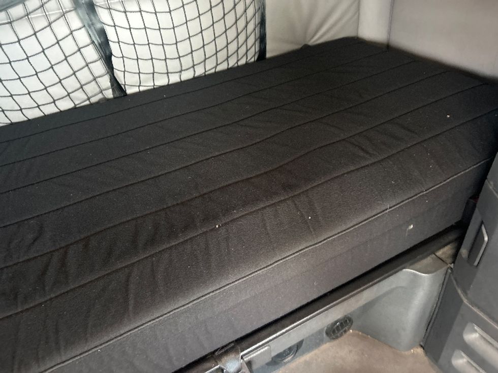 Sleeper Tractor-Heavy Duty Tractors-Freightliner-2019-T11664ST-Obetz-OH-395,066\n\t\tmiles-$ 57,250 - Image 17