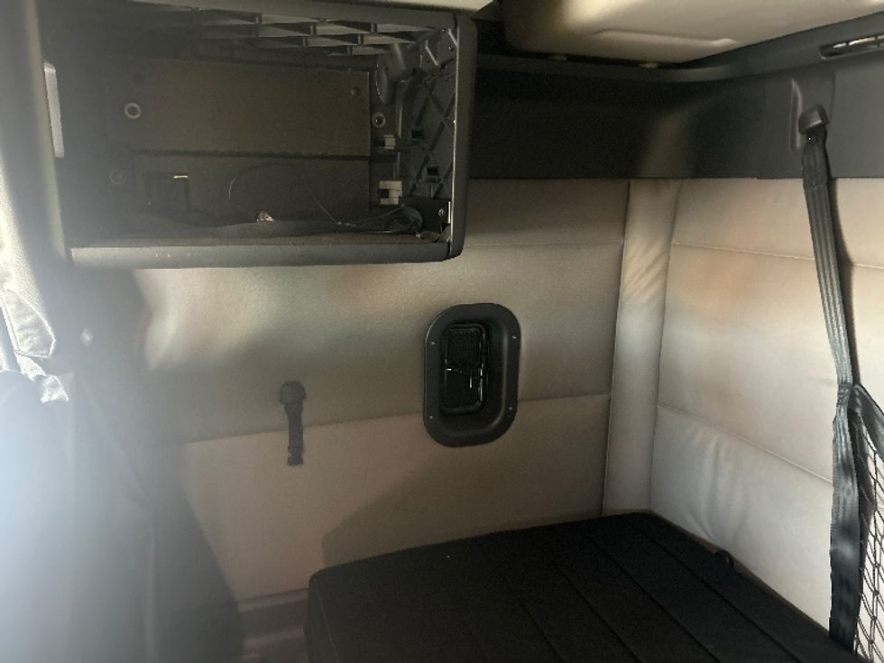 Sleeper Tractor-Heavy Duty Tractors-Freightliner-2019-T11664ST-Obetz-OH-395,066\n\t\tmiles-$ 57,250 - Image 19