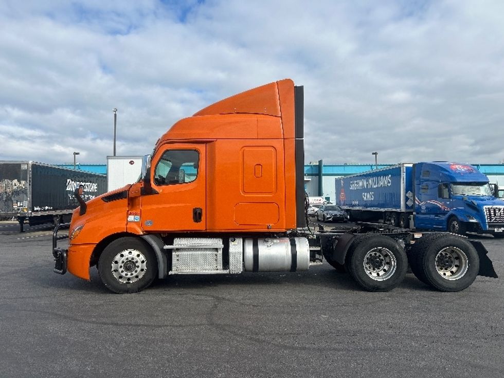 Sleeper Tractor-Heavy Duty Tractors-Freightliner-2019-T11664ST-Obetz-OH-395,066\n\t\tmiles-$ 57,250 - Image 4