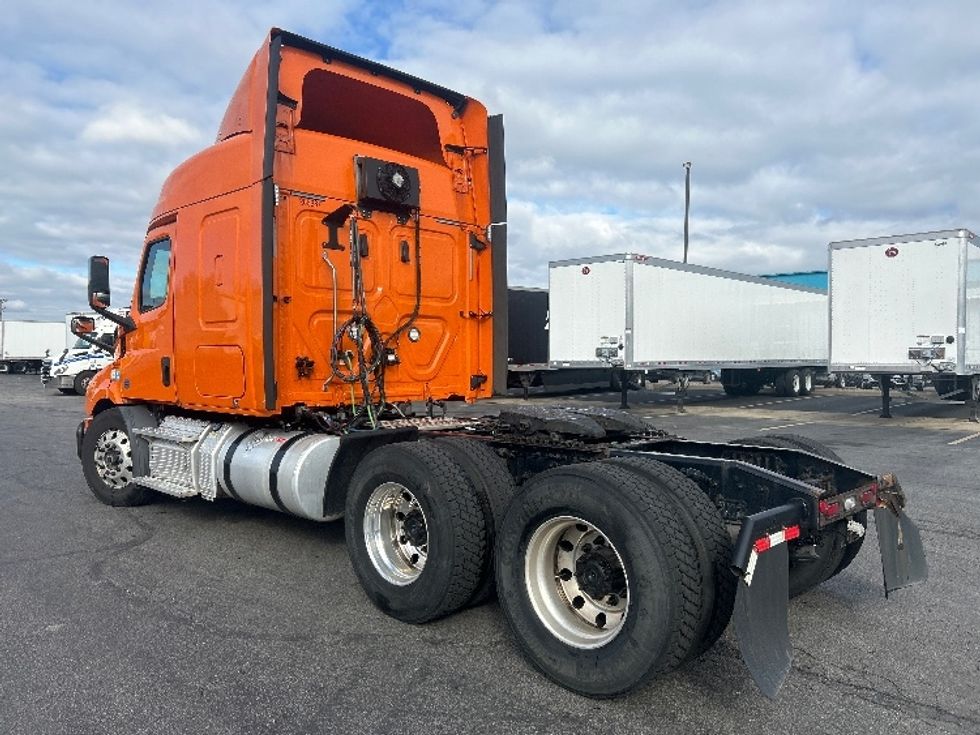 Sleeper Tractor-Heavy Duty Tractors-Freightliner-2019-T11664ST-Obetz-OH-395,066\n\t\tmiles-$ 57,250 - Image 5