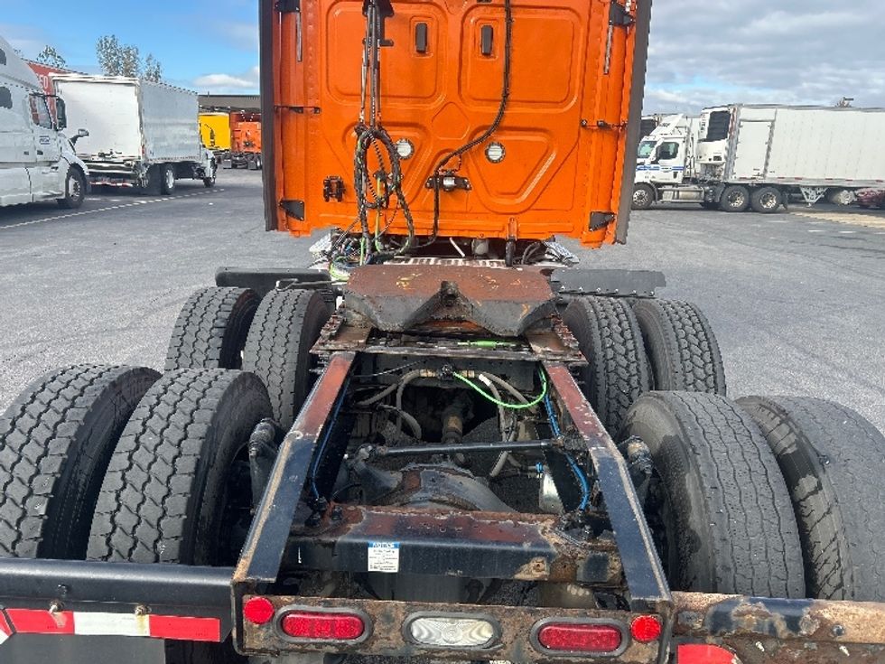 Sleeper Tractor-Heavy Duty Tractors-Freightliner-2019-T11664ST-Obetz-OH-395,066\n\t\tmiles-$ 57,250 - Image 6