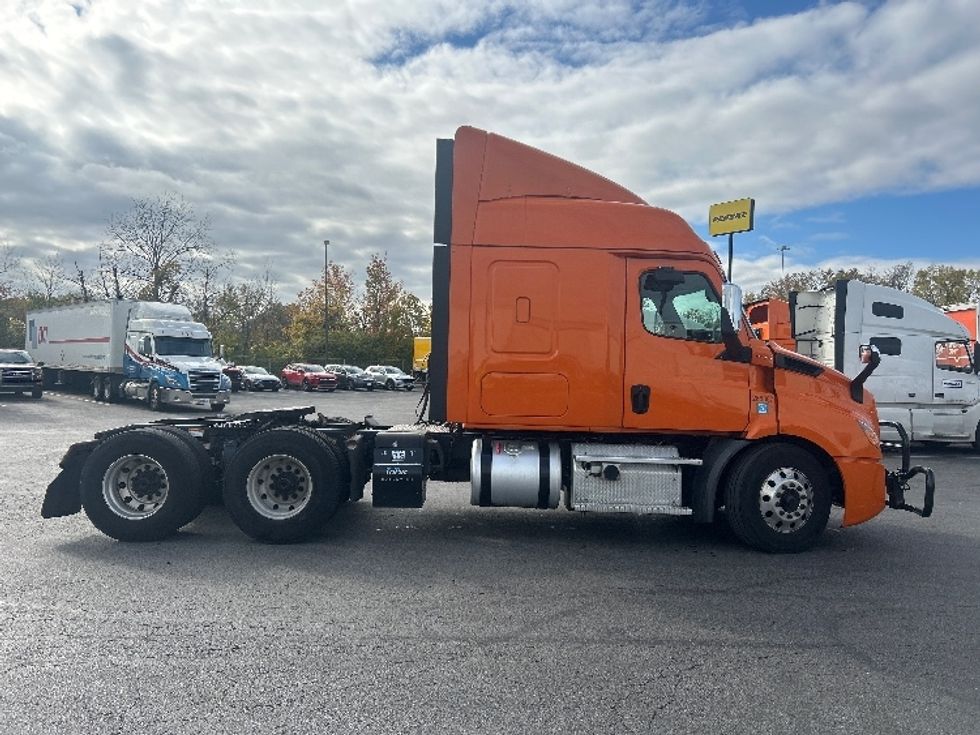 Sleeper Tractor-Heavy Duty Tractors-Freightliner-2019-T11664ST-Obetz-OH-395,066\n\t\tmiles-$ 57,250 - Image 8