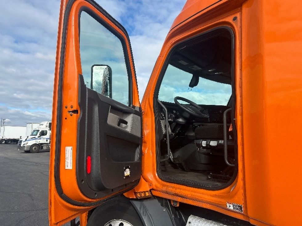 Sleeper Tractor-Heavy Duty Tractors-Freightliner-2019-T11664ST-Obetz-OH-395,066\n\t\tmiles-$ 57,250 - Image 9