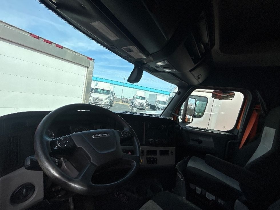 Sleeper Tractor-Heavy Duty Tractors-Freightliner-2019-T11664ST-Obetz-OH-406,339\n\t\tmiles-$ 53,500 - Image 10