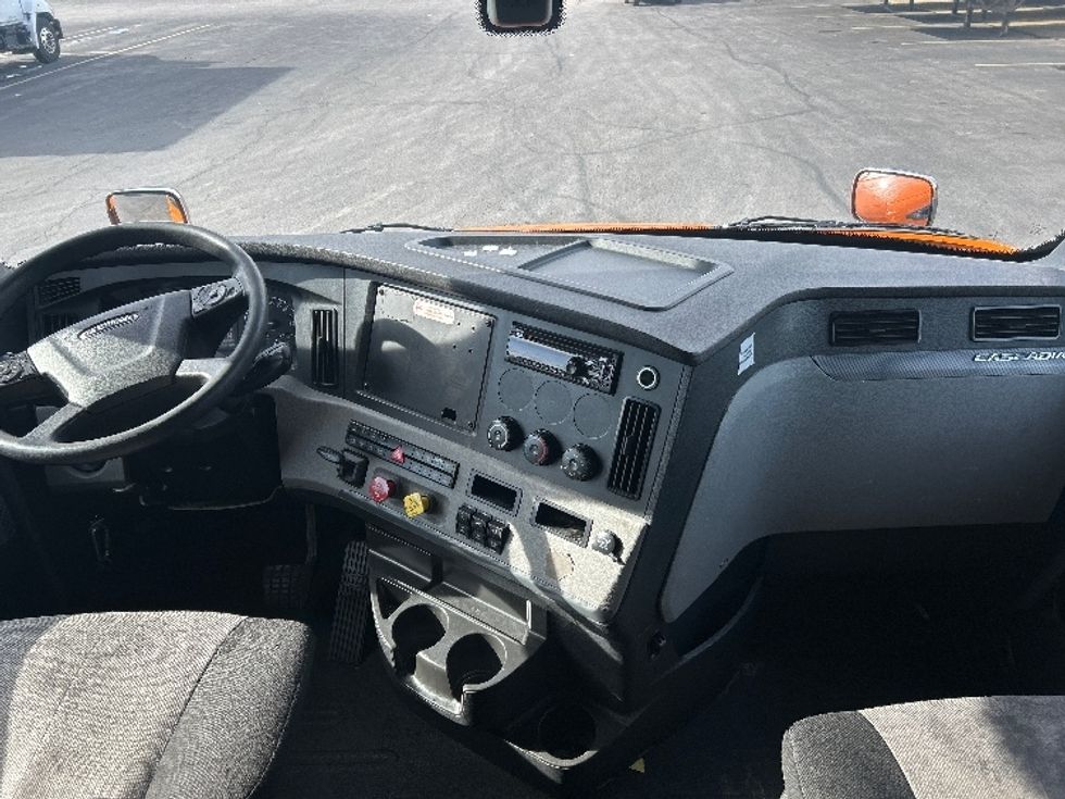 Sleeper Tractor-Heavy Duty Tractors-Freightliner-2019-T11664ST-Obetz-OH-406,339\n\t\tmiles-$ 53,500 - Image 12