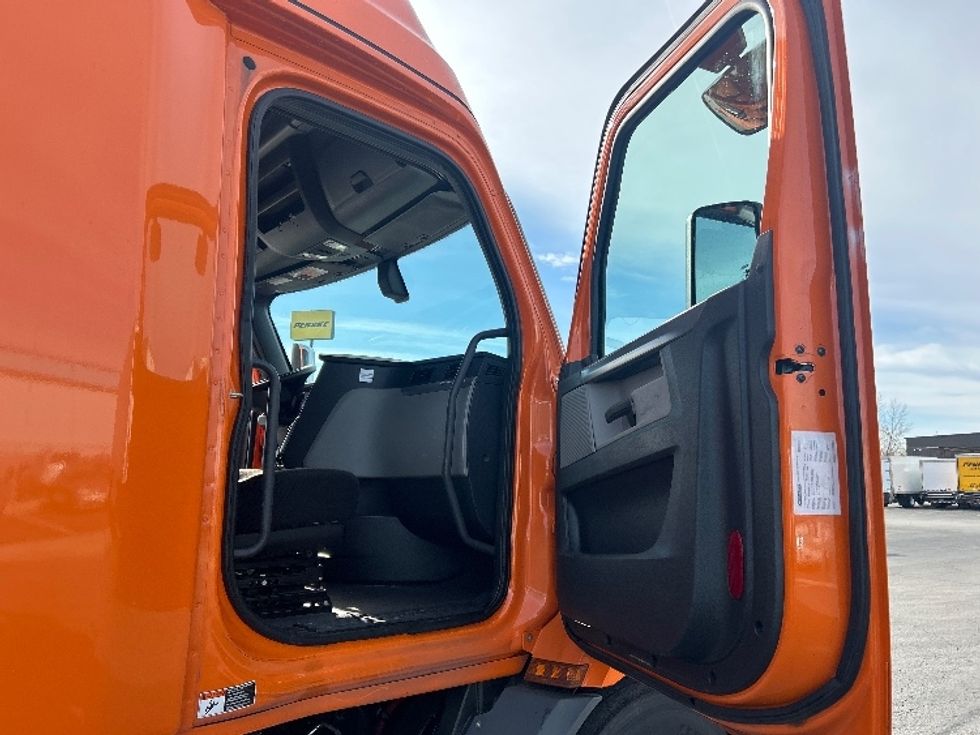 Sleeper Tractor-Heavy Duty Tractors-Freightliner-2019-T11664ST-Obetz-OH-406,339\n\t\tmiles-$ 53,500 - Image 13