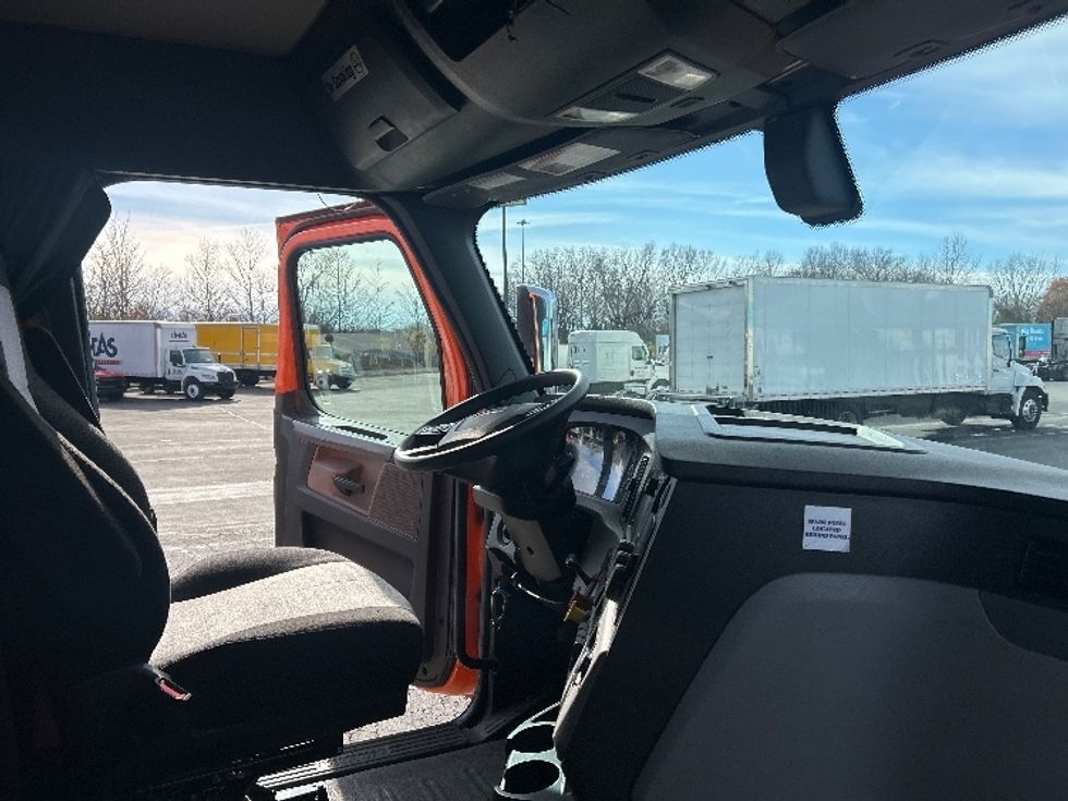 Sleeper Tractor-Heavy Duty Tractors-Freightliner-2019-T11664ST-Obetz-OH-406,339\n\t\tmiles-$ 53,500 - Image 15