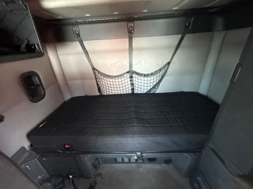 Sleeper Tractor-Heavy Duty Tractors-Freightliner-2019-T11664ST-Obetz-OH-406,339\n\t\tmiles-$ 53,500 - Image 16