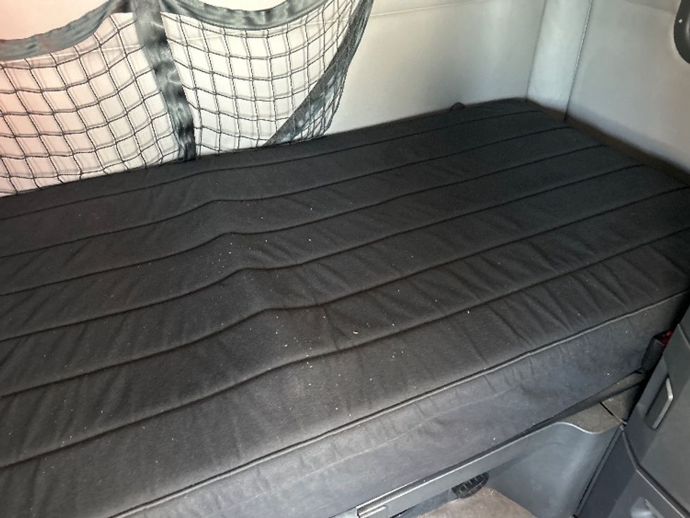 Sleeper Tractor-Heavy Duty Tractors-Freightliner-2019-T11664ST-Obetz-OH-406,339\n\t\tmiles-$ 53,500 - Image 17