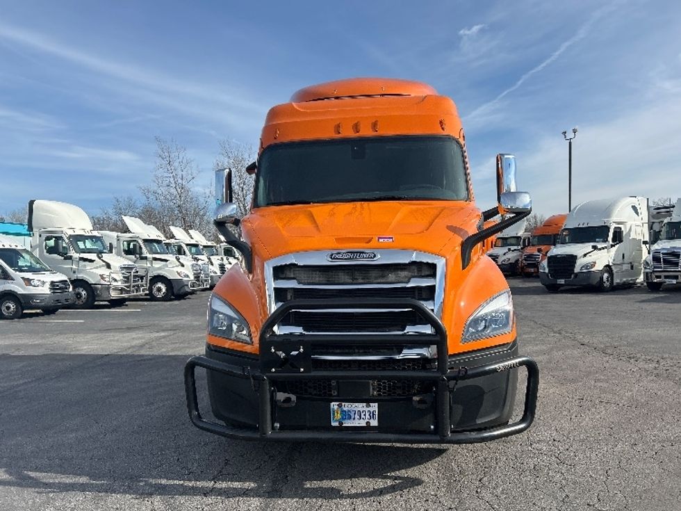 Sleeper Tractor-Heavy Duty Tractors-Freightliner-2019-T11664ST-Obetz-OH-406,339\n\t\tmiles-$ 53,500 - Image 2