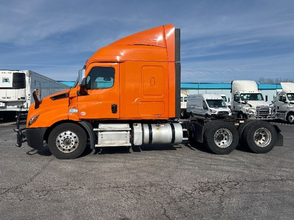 Sleeper Tractor-Heavy Duty Tractors-Freightliner-2019-T11664ST-Obetz-OH-406,339\n\t\tmiles-$ 53,500 - Image 4