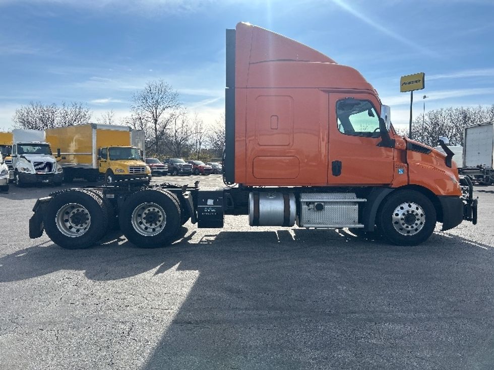 Sleeper Tractor-Heavy Duty Tractors-Freightliner-2019-T11664ST-Obetz-OH-406,339\n\t\tmiles-$ 53,500 - Image 8