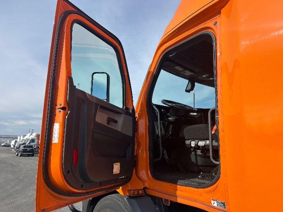 Sleeper Tractor-Heavy Duty Tractors-Freightliner-2019-T11664ST-Obetz-OH-406,339\n\t\tmiles-$ 53,500 - Image 9