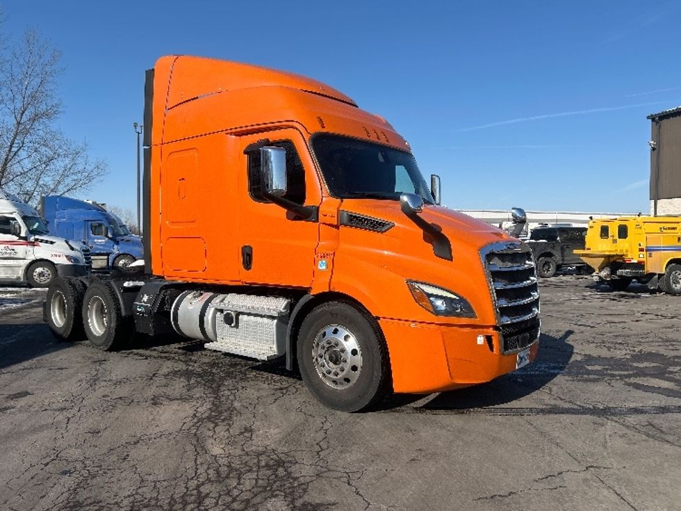 Sleeper Tractor-Heavy Duty Tractors-Freightliner-2019-T11664ST-Obetz-OH-416,000\n\t\tmiles-$ 50,250 - Image 1