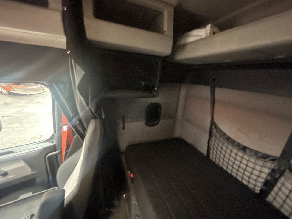 Sleeper Tractor-Heavy Duty Tractors-Freightliner-2019-T11664ST-Obetz-OH-416,000\n\t\tmiles-$ 50,250 - Image 19