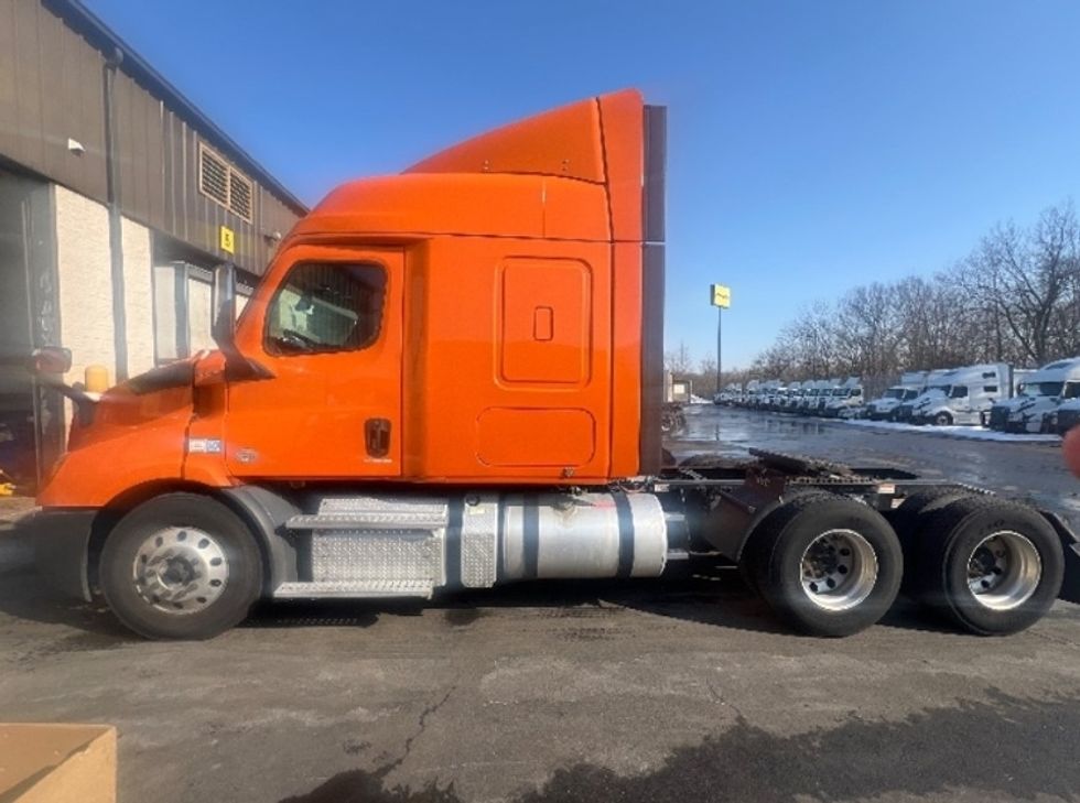 Sleeper Tractor-Heavy Duty Tractors-Freightliner-2019-T11664ST-Obetz-OH-416,000\n\t\tmiles-$ 50,250 - Image 4