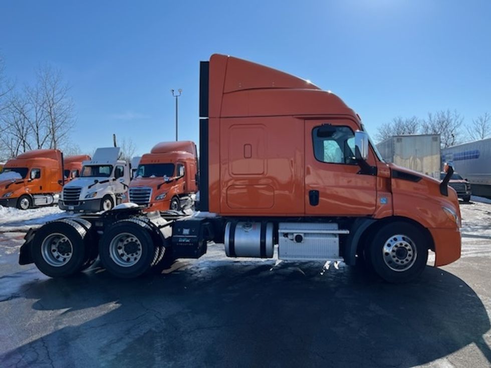 Sleeper Tractor-Heavy Duty Tractors-Freightliner-2019-T11664ST-Obetz-OH-416,000\n\t\tmiles-$ 50,250 - Image 8