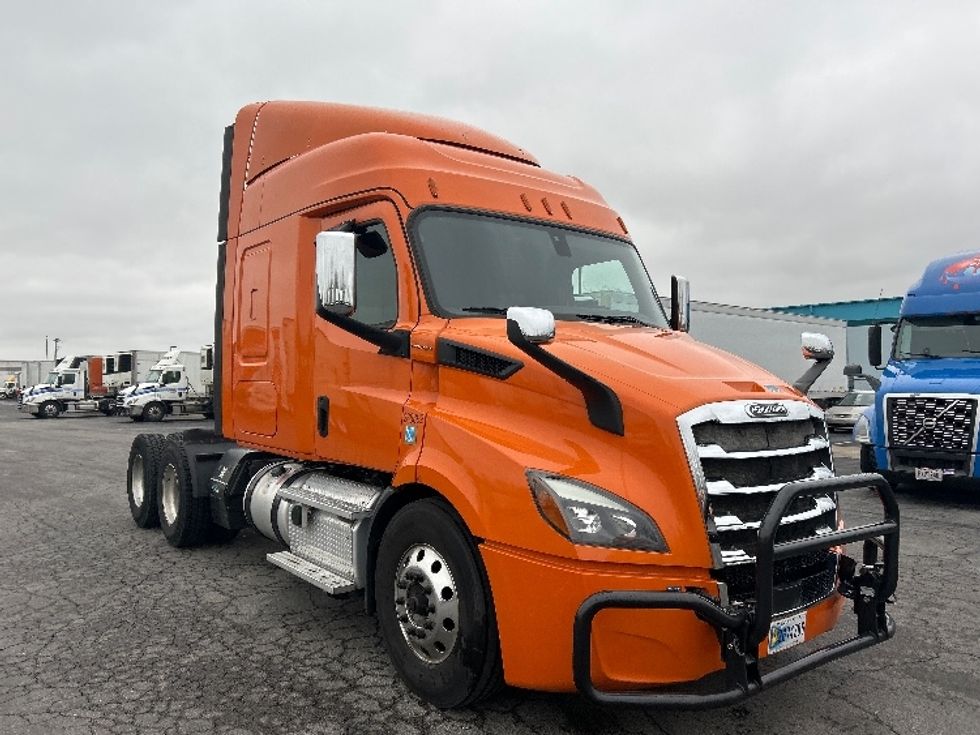 Sleeper Tractor-Heavy Duty Tractors-Freightliner-2019-T11664ST-Obetz-OH-416,000\n\t\tmiles-$ 53,000 - Image 1