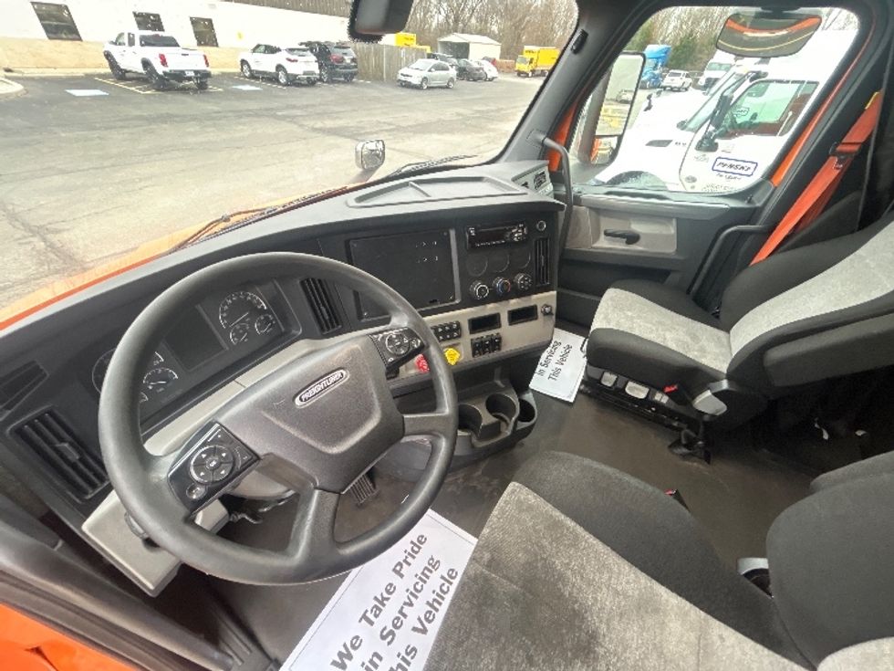 Sleeper Tractor-Heavy Duty Tractors-Freightliner-2019-T11664ST-Obetz-OH-416,000\n\t\tmiles-$ 53,000 - Image 10
