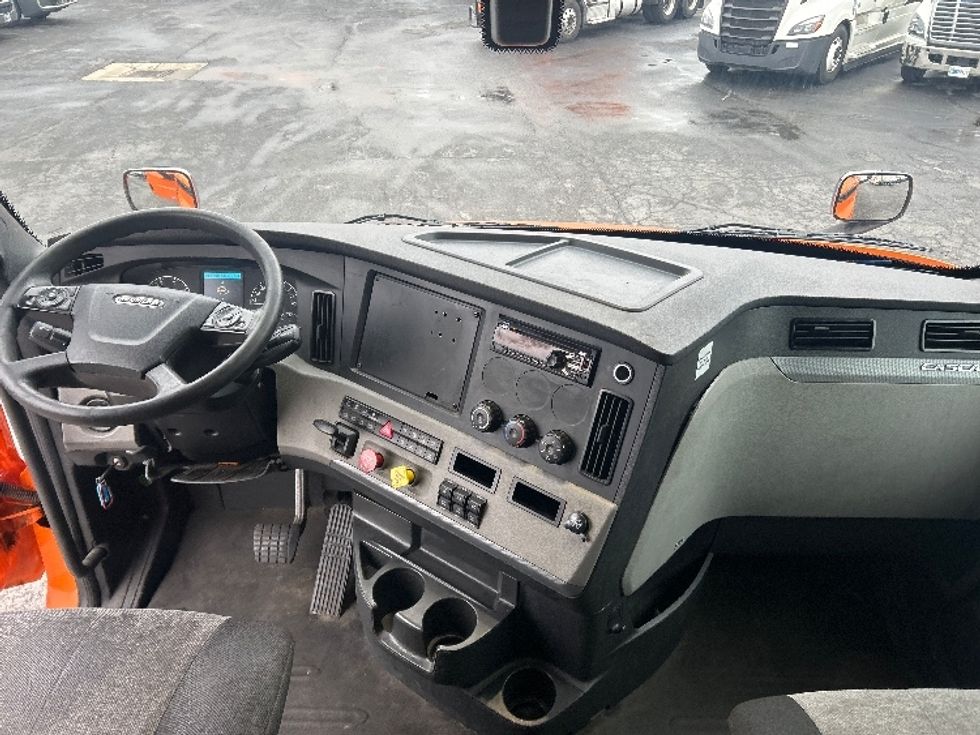 Sleeper Tractor-Heavy Duty Tractors-Freightliner-2019-T11664ST-Obetz-OH-416,000\n\t\tmiles-$ 53,000 - Image 12