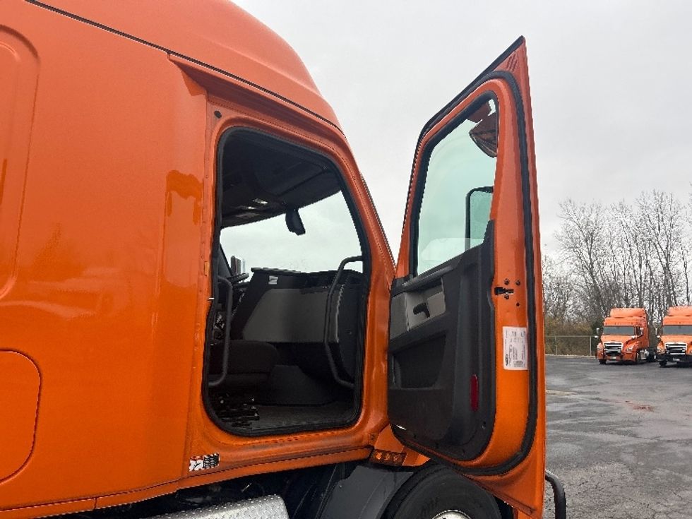 Sleeper Tractor-Heavy Duty Tractors-Freightliner-2019-T11664ST-Obetz-OH-416,000\n\t\tmiles-$ 53,000 - Image 13