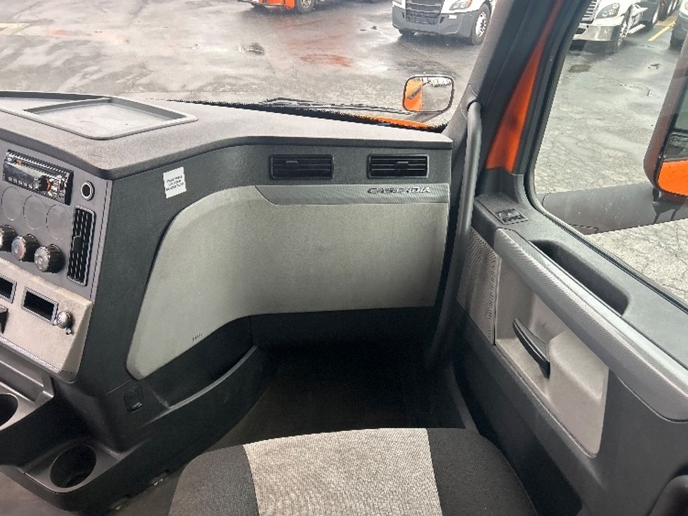 Sleeper Tractor-Heavy Duty Tractors-Freightliner-2019-T11664ST-Obetz-OH-416,000\n\t\tmiles-$ 53,000 - Image 14