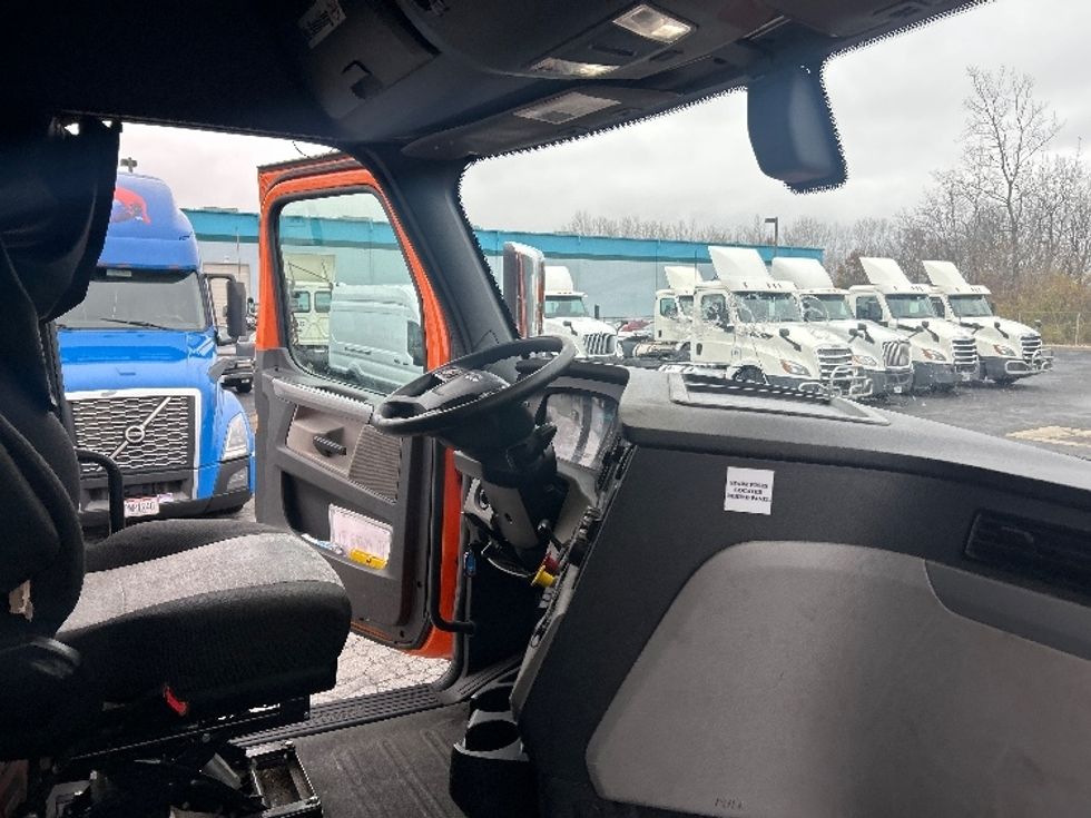 Sleeper Tractor-Heavy Duty Tractors-Freightliner-2019-T11664ST-Obetz-OH-416,000\n\t\tmiles-$ 53,000 - Image 15