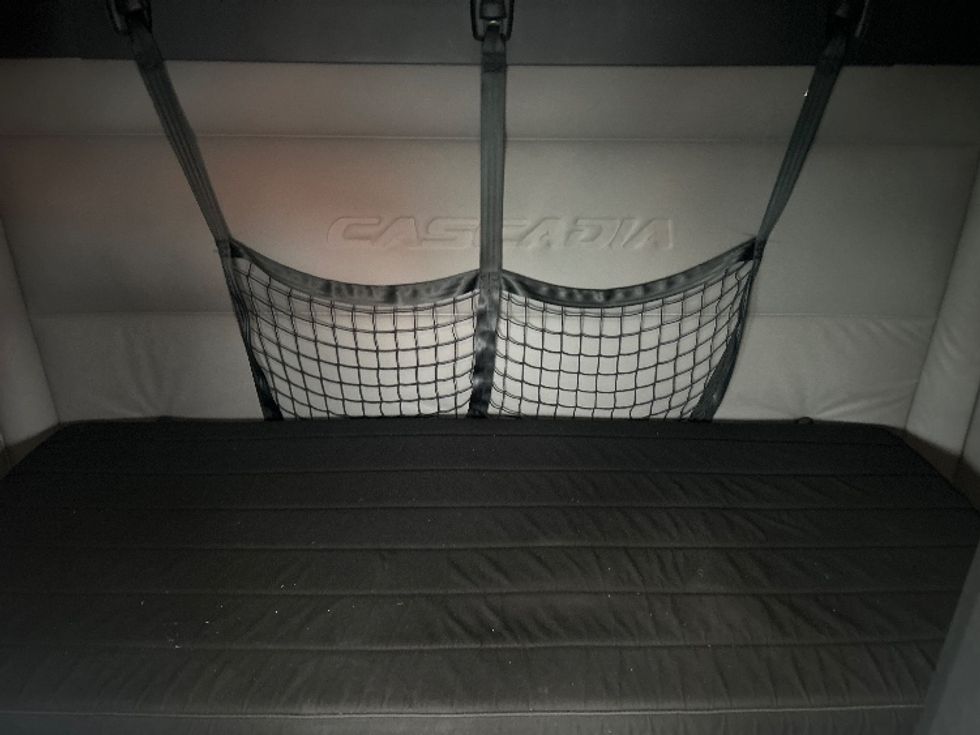 Sleeper Tractor-Heavy Duty Tractors-Freightliner-2019-T11664ST-Obetz-OH-416,000\n\t\tmiles-$ 53,000 - Image 16