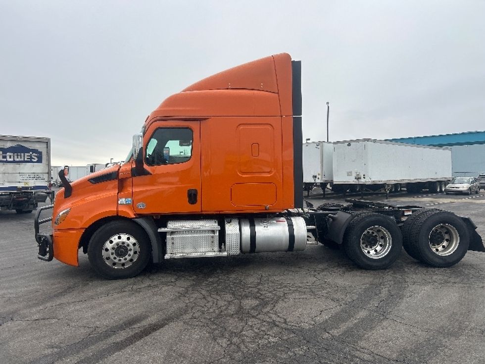 Sleeper Tractor-Heavy Duty Tractors-Freightliner-2019-T11664ST-Obetz-OH-416,000\n\t\tmiles-$ 53,000 - Image 4