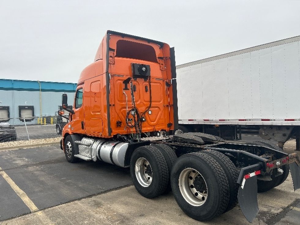 Sleeper Tractor-Heavy Duty Tractors-Freightliner-2019-T11664ST-Obetz-OH-416,000\n\t\tmiles-$ 53,000 - Image 5