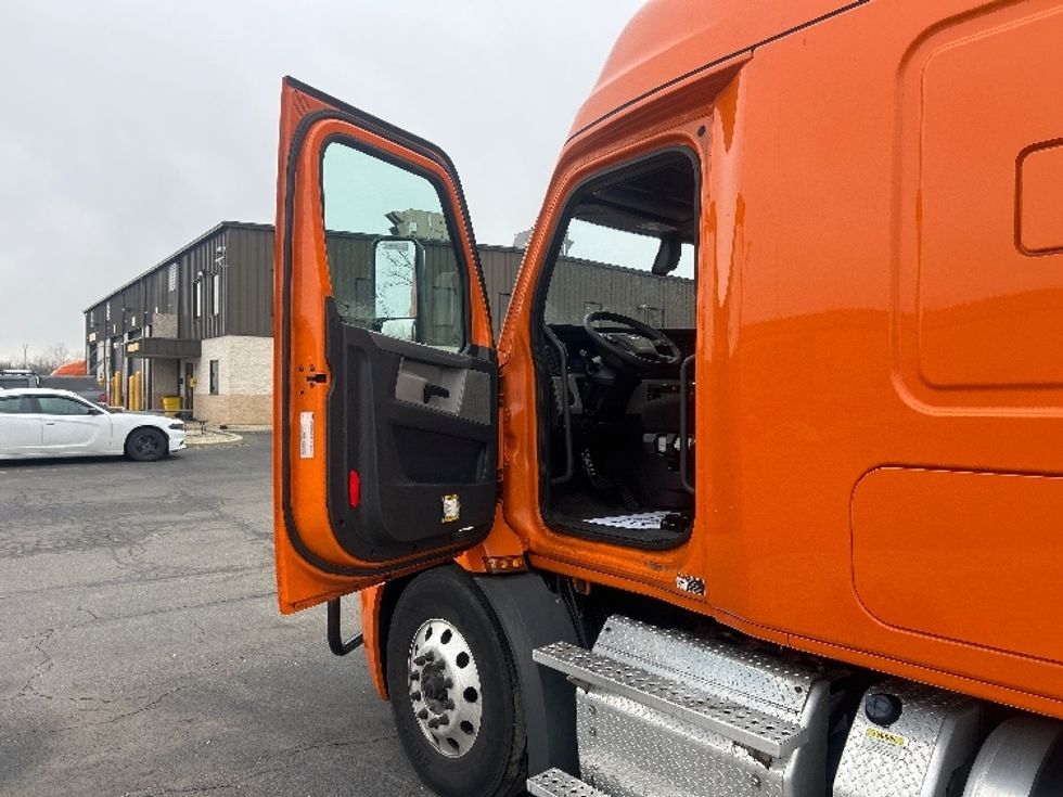 Sleeper Tractor-Heavy Duty Tractors-Freightliner-2019-T11664ST-Obetz-OH-416,000\n\t\tmiles-$ 53,000 - Image 9