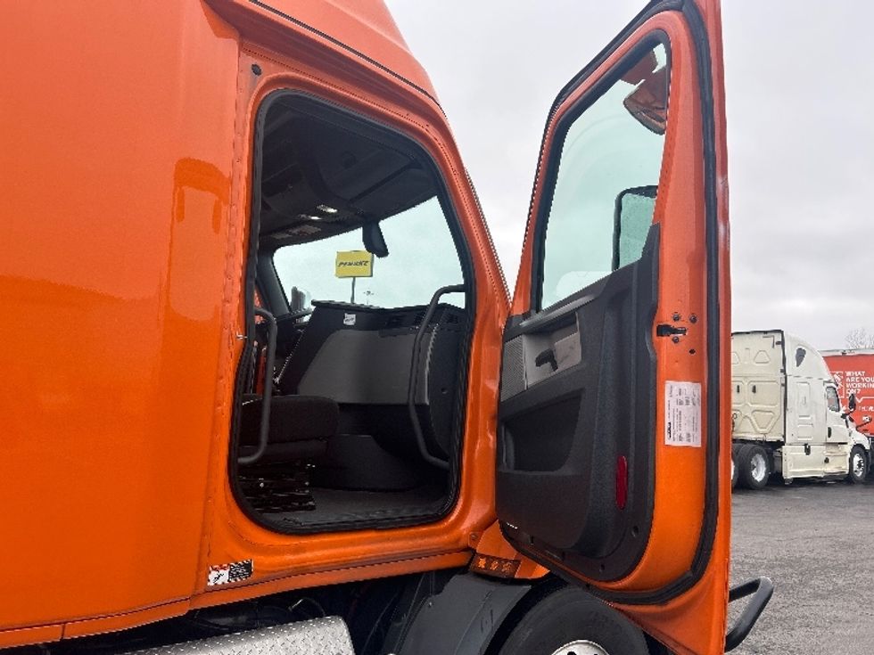 Sleeper Tractor-Heavy Duty Tractors-Freightliner-2019-T11664ST-Obetz-OH-448,611\n\t\tmiles-$ 54,250 - Image 13