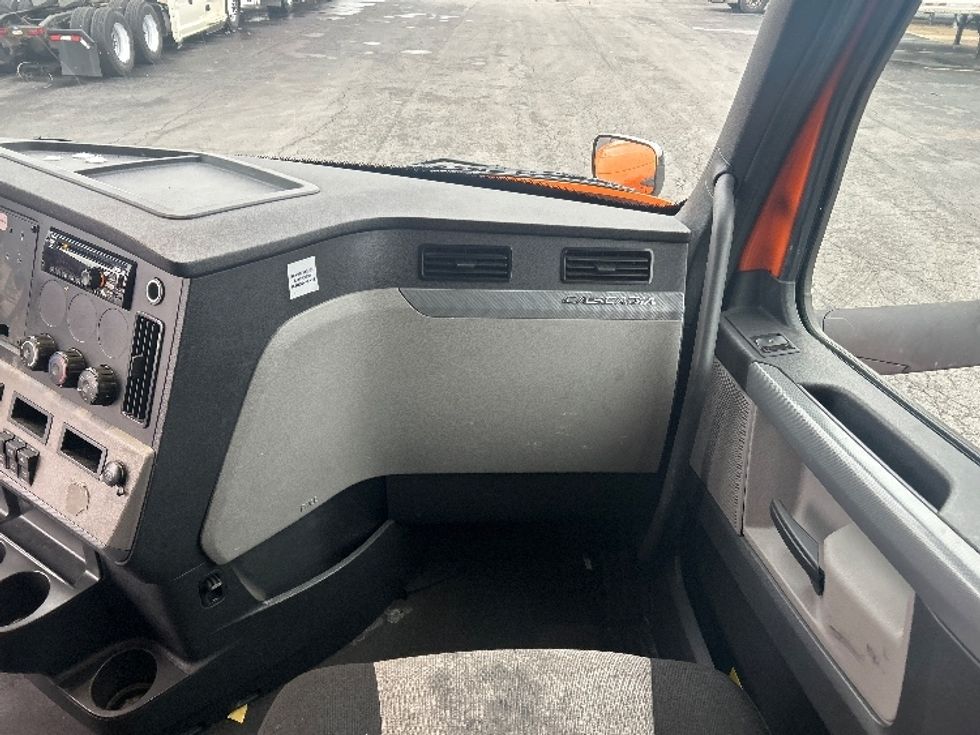 Sleeper Tractor-Heavy Duty Tractors-Freightliner-2019-T11664ST-Obetz-OH-448,611\n\t\tmiles-$ 54,250 - Image 14