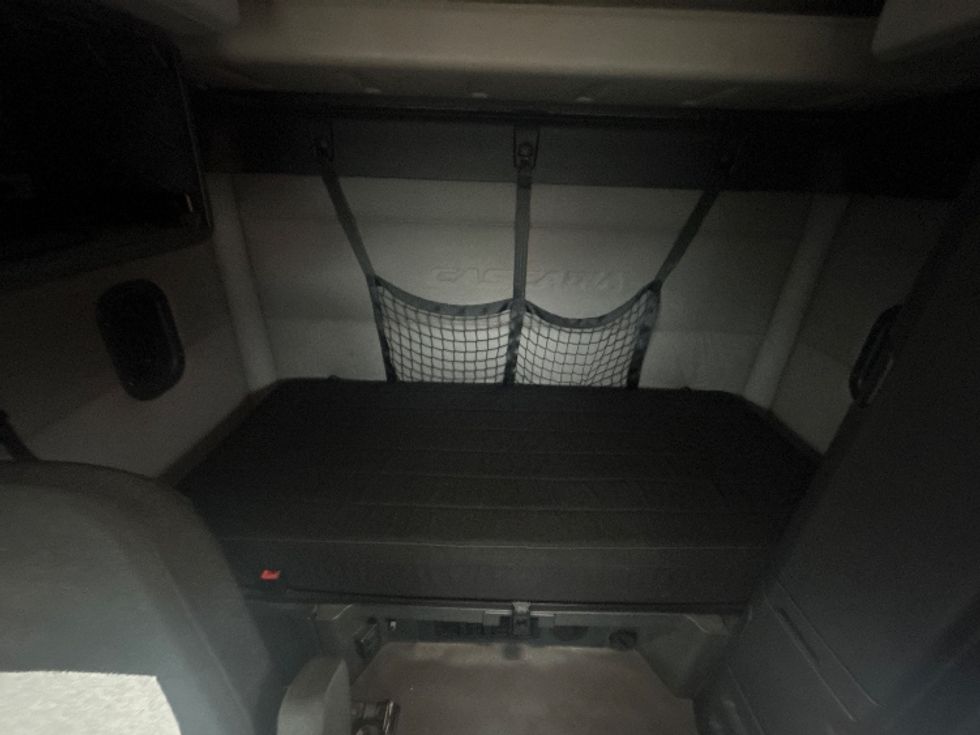 Sleeper Tractor-Heavy Duty Tractors-Freightliner-2019-T11664ST-Obetz-OH-448,611\n\t\tmiles-$ 54,250 - Image 16