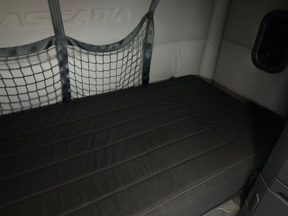 Sleeper Tractor-Heavy Duty Tractors-Freightliner-2019-T11664ST-Obetz-OH-448,611\n\t\tmiles-$ 54,250 - Image 17