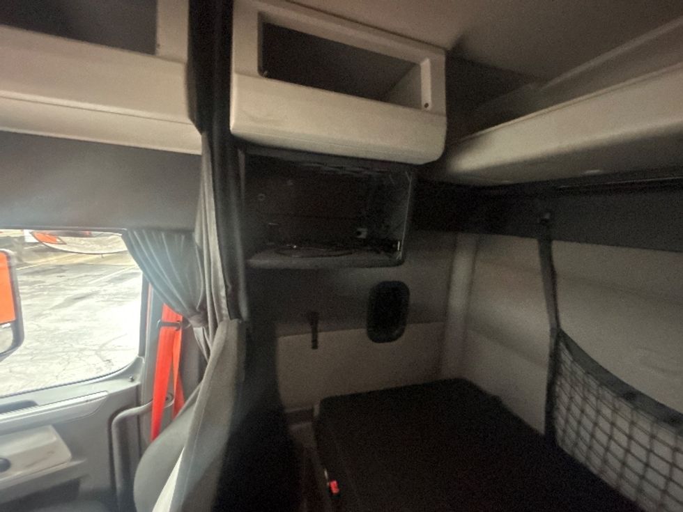 Sleeper Tractor-Heavy Duty Tractors-Freightliner-2019-T11664ST-Obetz-OH-448,611\n\t\tmiles-$ 54,250 - Image 19