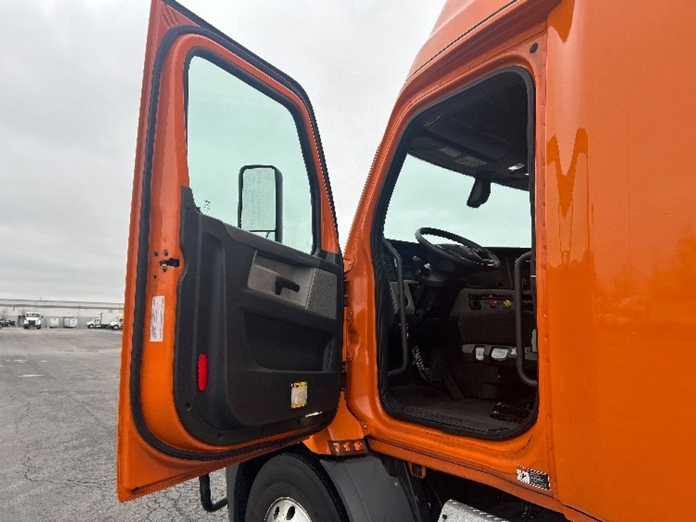 Sleeper Tractor-Heavy Duty Tractors-Freightliner-2019-T11664ST-Obetz-OH-448,611\n\t\tmiles-$ 54,250 - Image 9