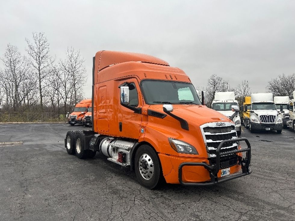 Sleeper Tractor-Heavy Duty Tractors-Freightliner-2019-T11664ST-Obetz-OH-454,558\n\t\tmiles-$ 54,000 - Image 1