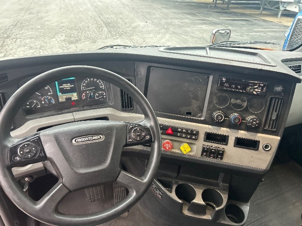 Sleeper Tractor-Heavy Duty Tractors-Freightliner-2019-T11664ST-Obetz-OH-454,558\n\t\tmiles-$ 54,000 - Image 11