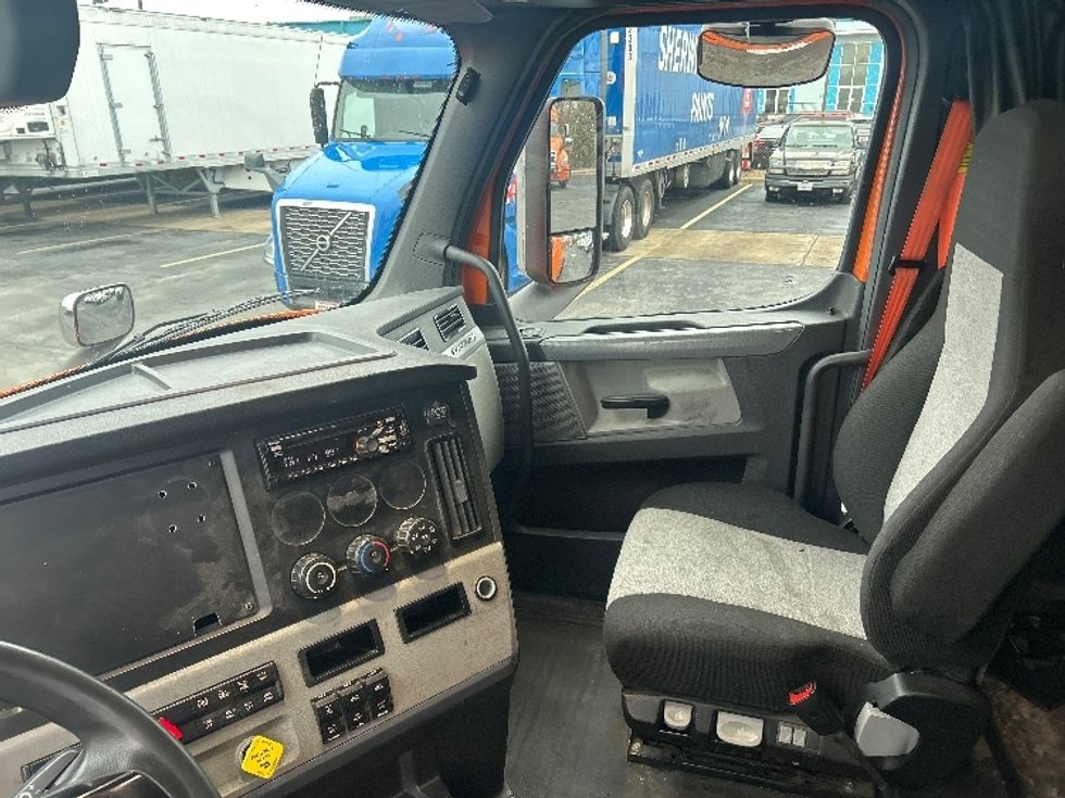 Sleeper Tractor-Heavy Duty Tractors-Freightliner-2019-T11664ST-Obetz-OH-454,558\n\t\tmiles-$ 54,000 - Image 12