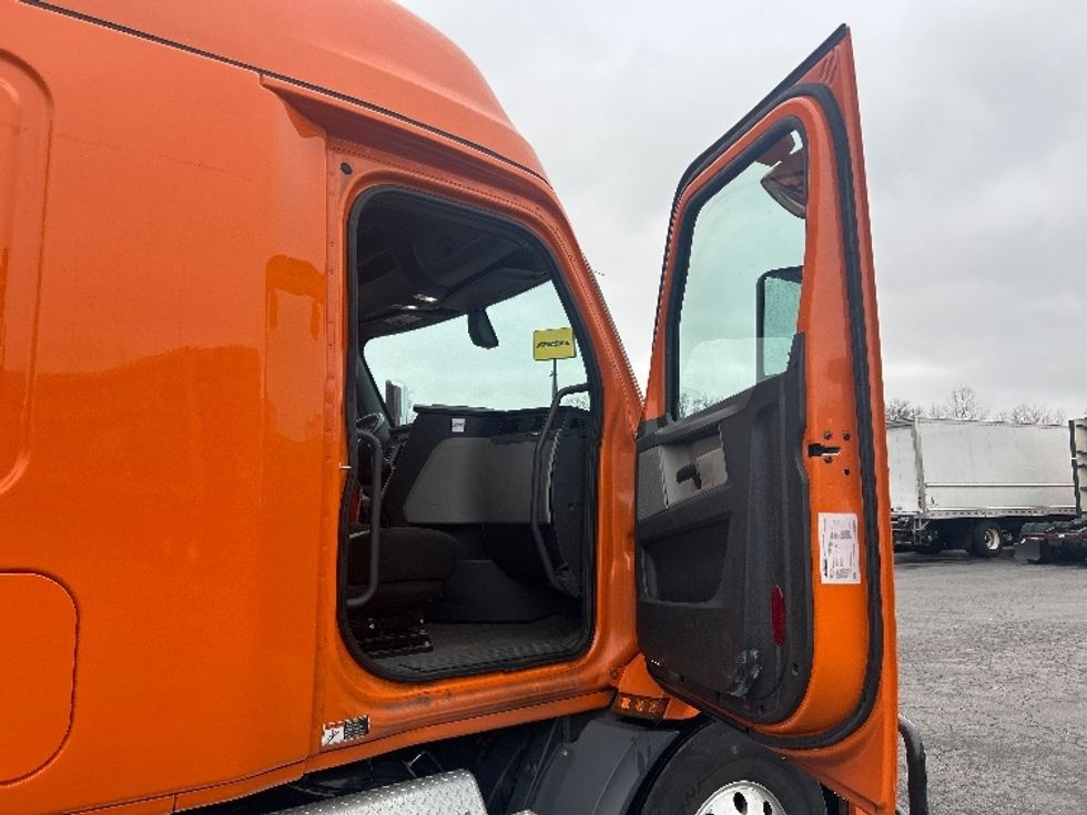 Sleeper Tractor-Heavy Duty Tractors-Freightliner-2019-T11664ST-Obetz-OH-454,558\n\t\tmiles-$ 54,000 - Image 13