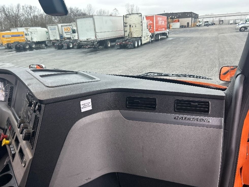 Sleeper Tractor-Heavy Duty Tractors-Freightliner-2019-T11664ST-Obetz-OH-454,558\n\t\tmiles-$ 54,000 - Image 14