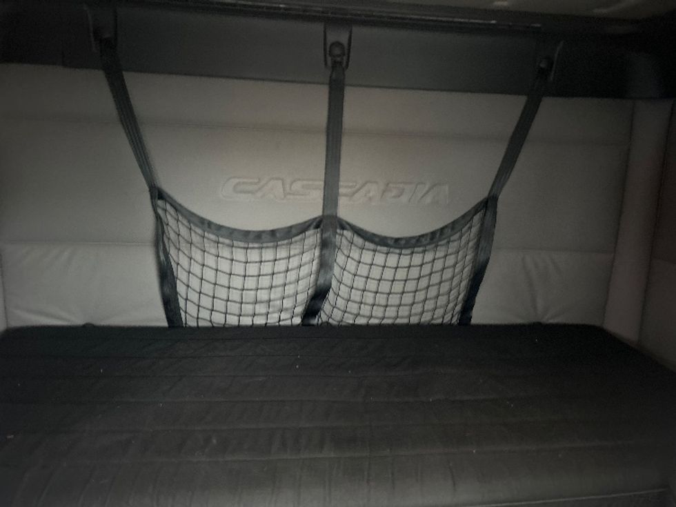 Sleeper Tractor-Heavy Duty Tractors-Freightliner-2019-T11664ST-Obetz-OH-454,558\n\t\tmiles-$ 54,000 - Image 16