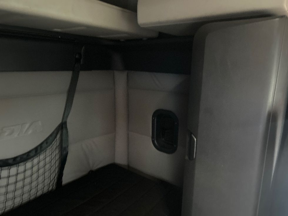 Sleeper Tractor-Heavy Duty Tractors-Freightliner-2019-T11664ST-Obetz-OH-454,558\n\t\tmiles-$ 54,000 - Image 18